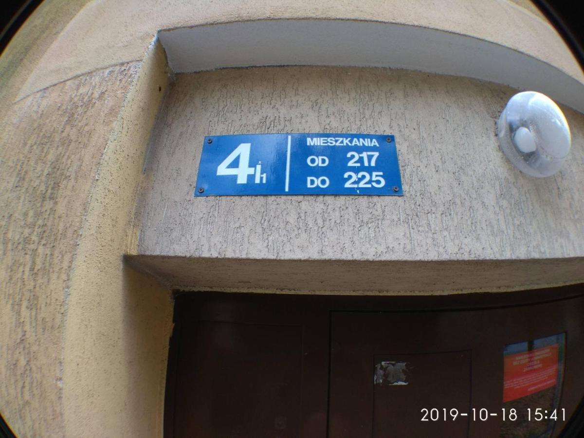 2120 Przyjazni 4 - Tanie Pokoje - Samodzielne Zameldowanie - Self Check In Poznań Exterior foto